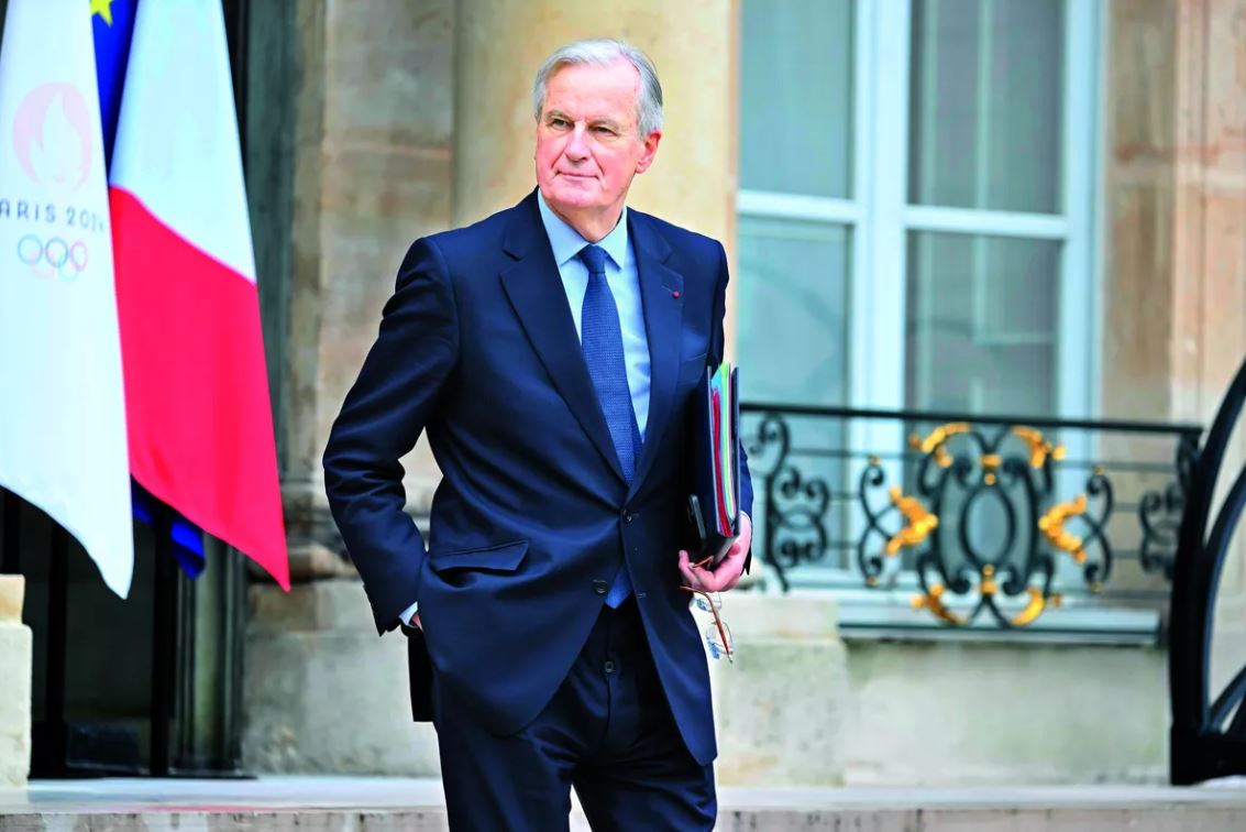 Γαλλία: Άρχισε η συζήτηση των προτάσεων μομφής κατά της κυβέρνησης – Γιατί κινδυνεύει η θέση του πρωθυπουργού Μπαρνιέ