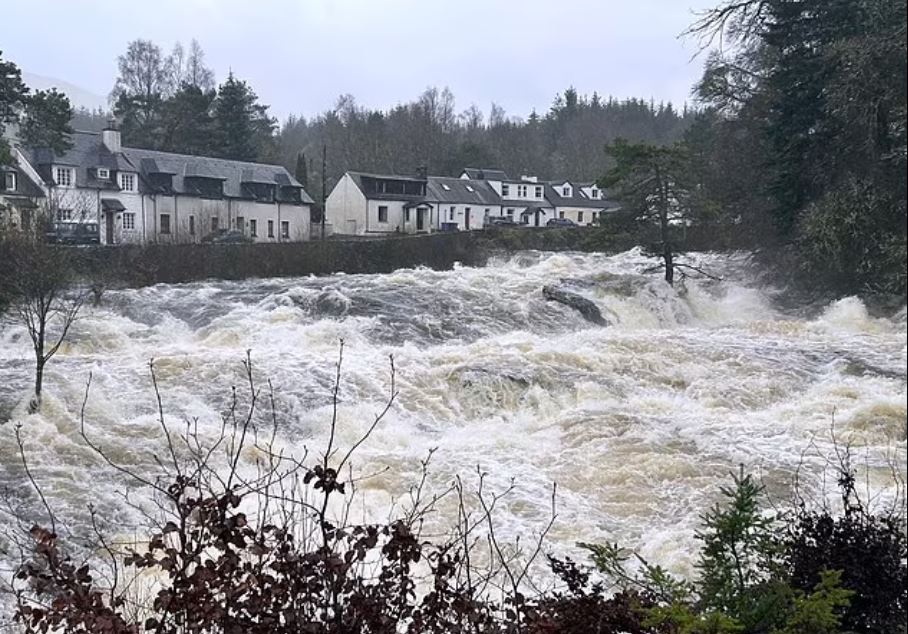 Βρετανία: Χάος στις πρωτοχρονιάτικες εκδηλώσεις λόγω κακοκαιρίας – Ακυρώθηκε και το street party του Εδιμβούργου
