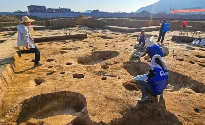 Οι λάκκοι με στάχτη και οι τρύπες για κίονες που βρέθηκαν στην αρχαία πόλη.