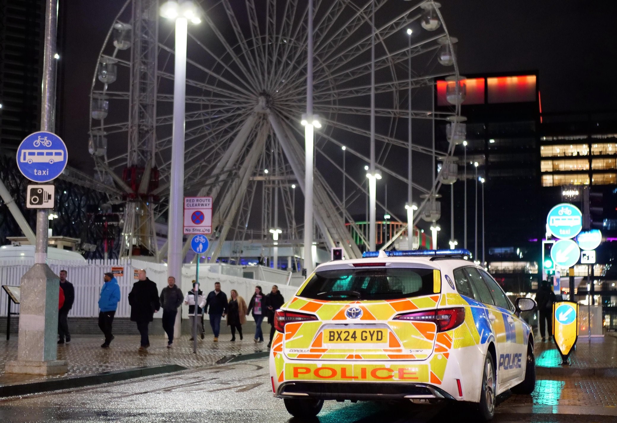 Τρόμος σε χριστουγεννιάτικο λούνα παρκ: 13 τραυματίες από πτώση αιωρούμενου παιχνιδιού – «Έπεσε στο έδαφος ενώ βρισκόταν σε λειτουργία»