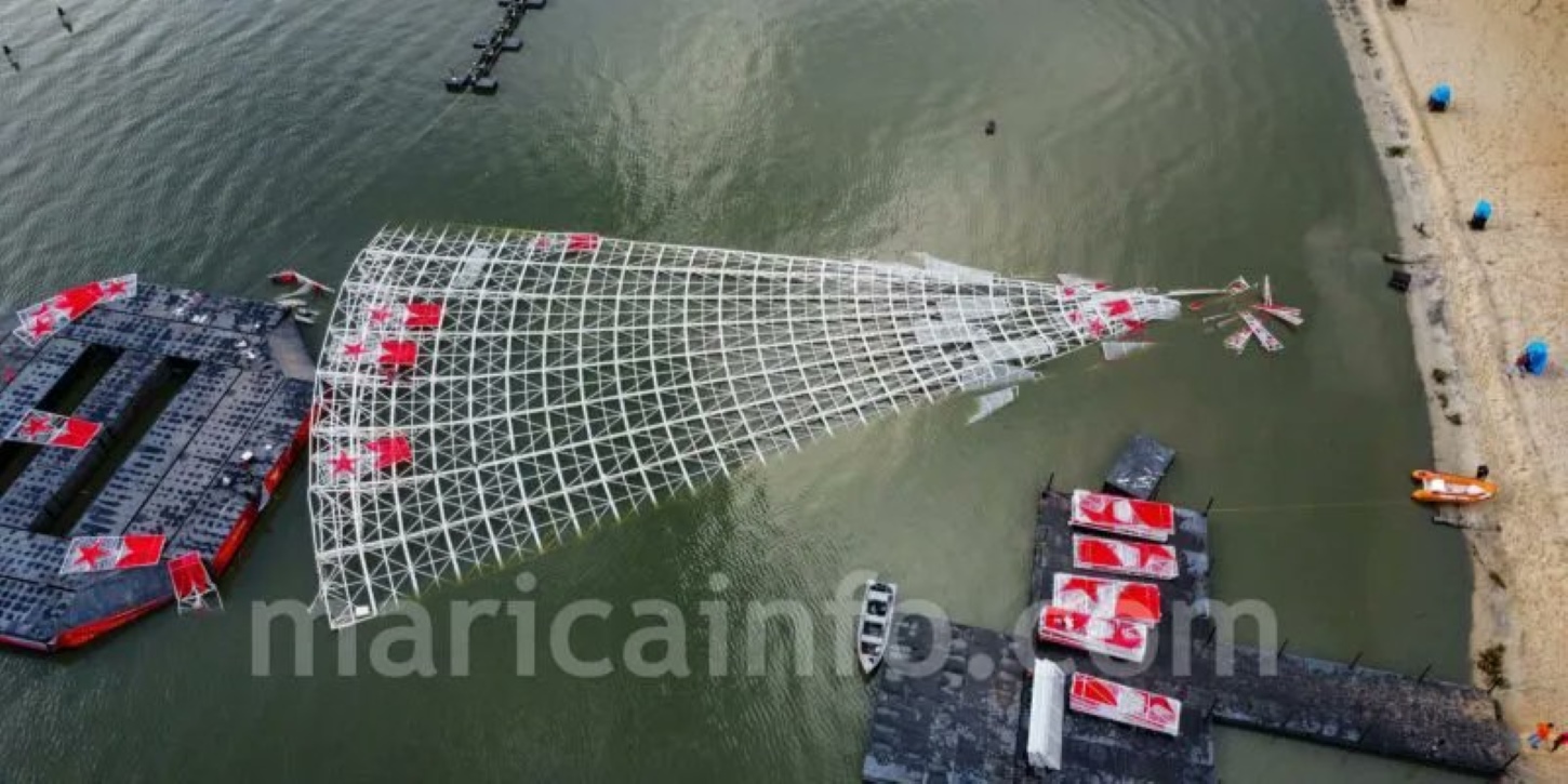 Βίντεο: Η στιγμή που καταρρέει πλωτό χριστουγεννιάτικο δέντρο ύψους 56 μέτρων – Ένας νεκρός και δύο τραυματίες