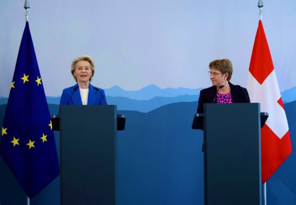 ΕΕ και Ελβετία κατέληξαν σε συμφωνία για την αναδιαμόρφωση των εμπορικών τους σχέσεων