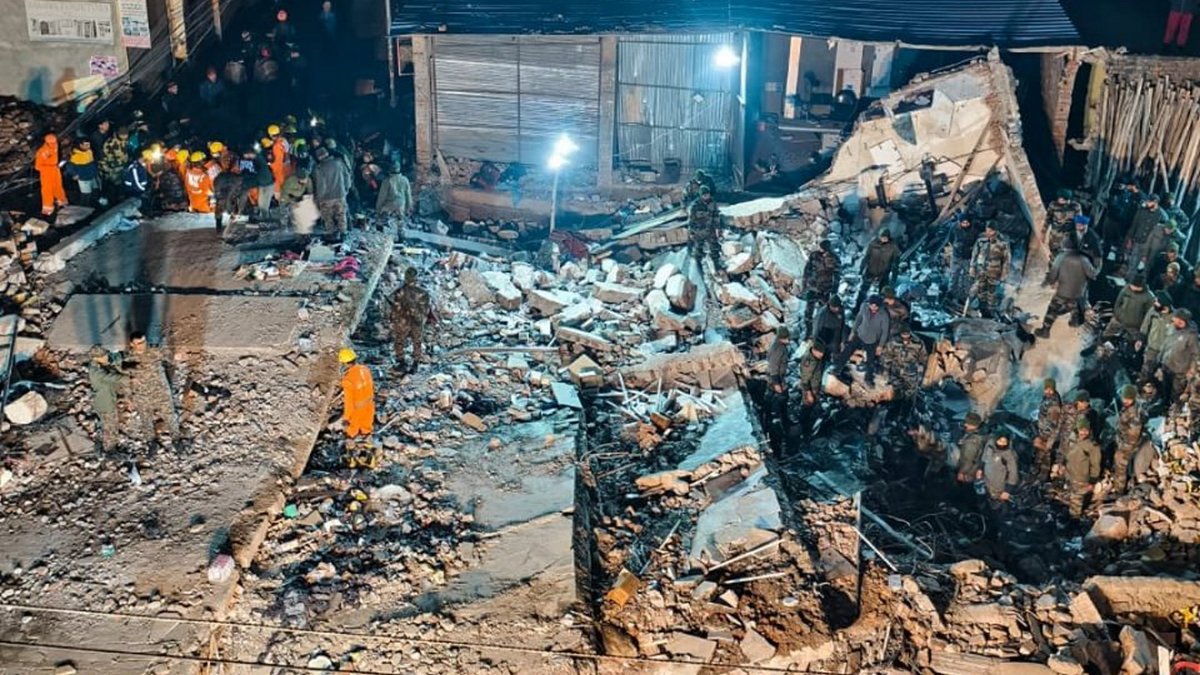 Ινδία: Κατάρρευση τριώροφου κτιρίου στην πολιτεία Παντζάμπ – Φόβοι για αρκετούς εγκλωβισμένους, μια γυναίκα ανασύρθηκε νεκρή