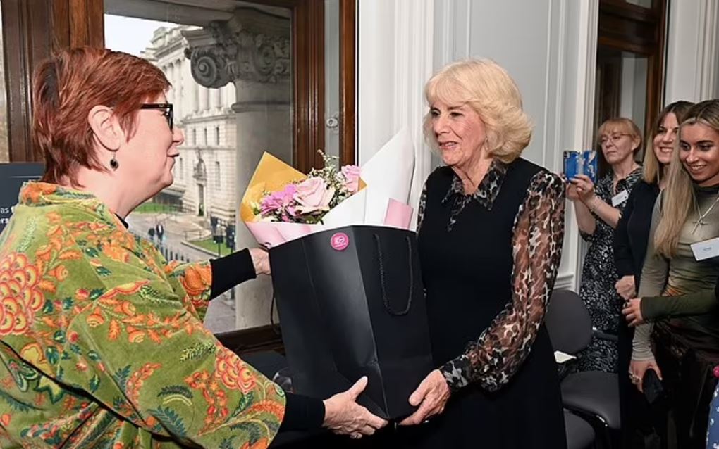 Βρετανία: Πρώτη εμφάνιση για την Καμίλα μετά την ανακοίνωση ότι αναρρώνει από πνευμονία – «Είμαι λίγο κουρασμένη»