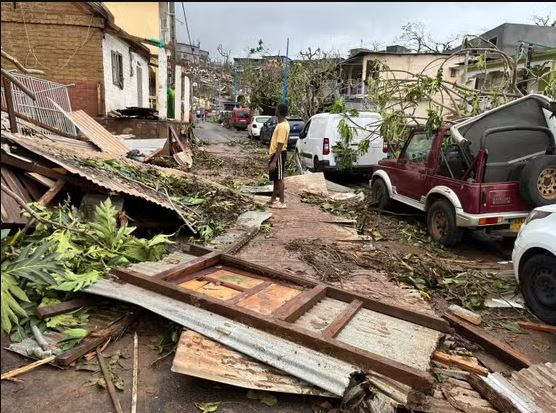 Γαλλία: Τουλάχιστον 14 νεκρούς άφησε πίσω του ο κυκλώνας Chido – Χωρίς ρεύμα 15.000 σπίτια