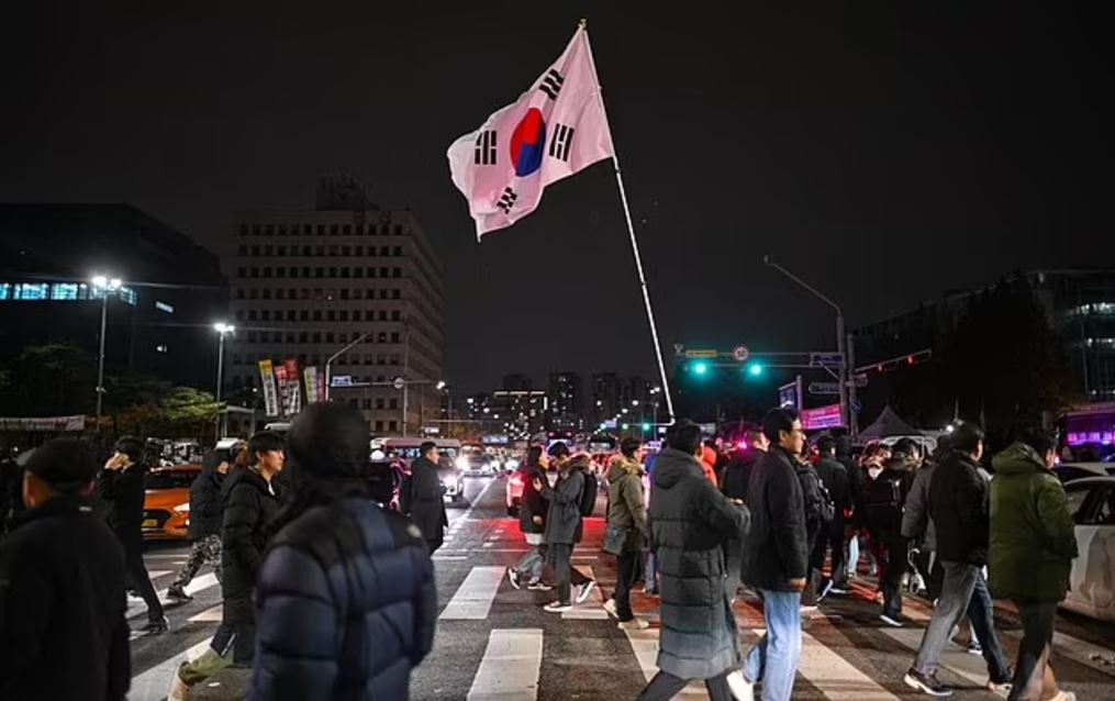 Νότια Κορέα: Φεύγει ο στρατός από τη Βουλή μετά την καταψήφιση του στρατιωτικού νόμου – Ο αιφνιδιασμός των ΗΠΑ