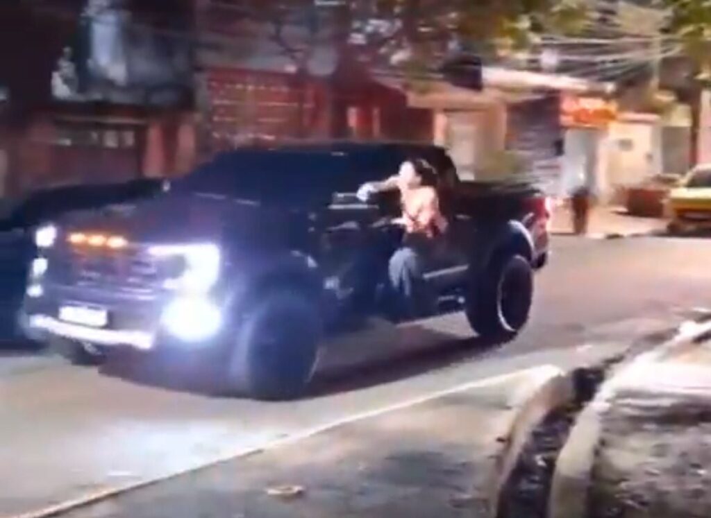 Βίντεο: «Κρεμάστηκε» από το αυτοκίνητο του συζύγου της αφού τον έπιασε να την απατά