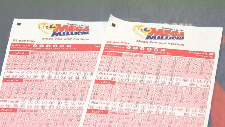 Έπαιζε τα ίδια νούμερα για δεκαετίες και δικαιώθηκε: Άνδρας που κέρδισε εκατομμύρια στο τζακ ποτ, κάνει μήνυση και διεκδικεί τα διπλάσια