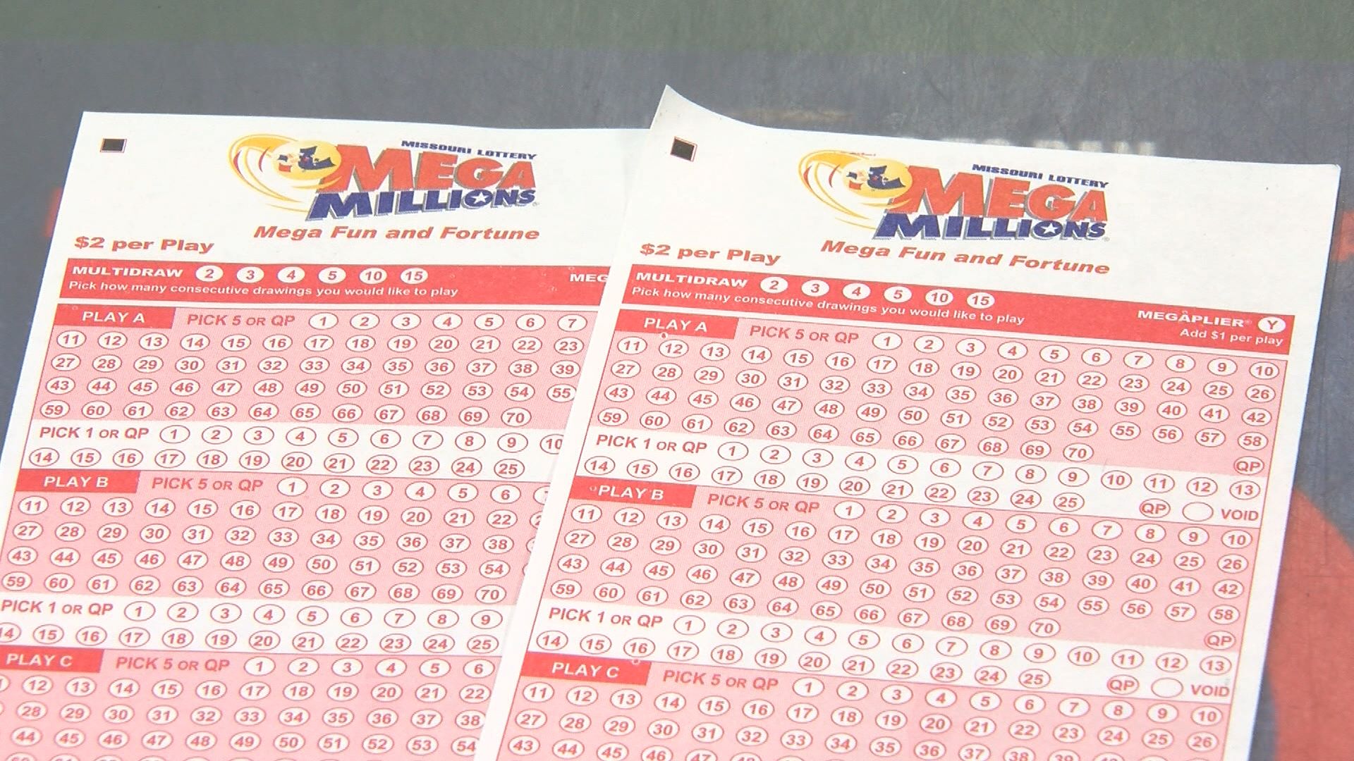 Έπαιζε τα ίδια νούμερα για δεκαετίες και δικαιώθηκε: Άνδρας που κέρδισε εκατομμύρια στο τζακ ποτ, κάνει μήνυση και διεκδικεί τα διπλάσια