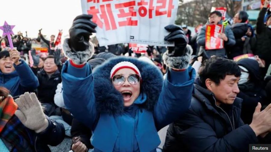 Νότια Κορέα: Πώς η χώρα έφτασε από το «οπερετικό» πραξικόπημα στην παραπομπή του προέδρου – Τα επόμενα βήματα