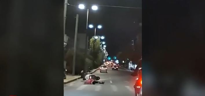 Τροχαίο στην Αλεξάνδρας: Μηχανάκι παρέσυρε πεζή