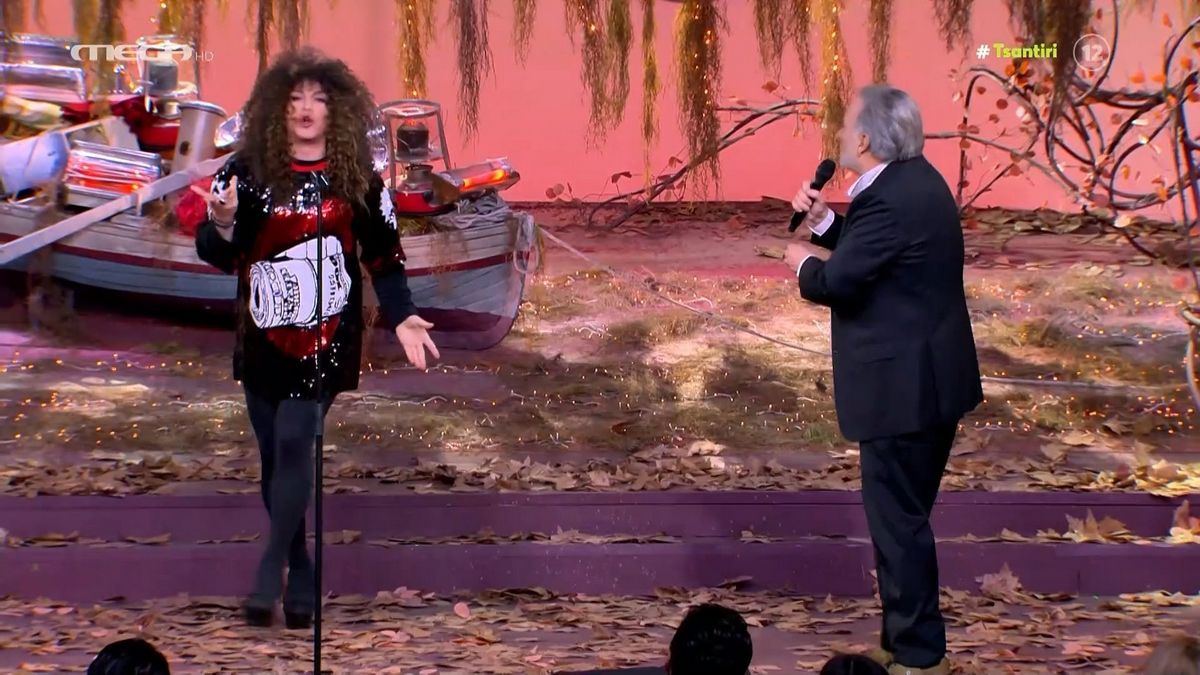 Αλ Τσαντίρι Νιουζ: Ο Τάκης Ζαχαράτος «μεταμορφώθηκε» σε… Μαρία Σολωμού και προκάλεσε χαμό – ΒΙΝΤΕΟ