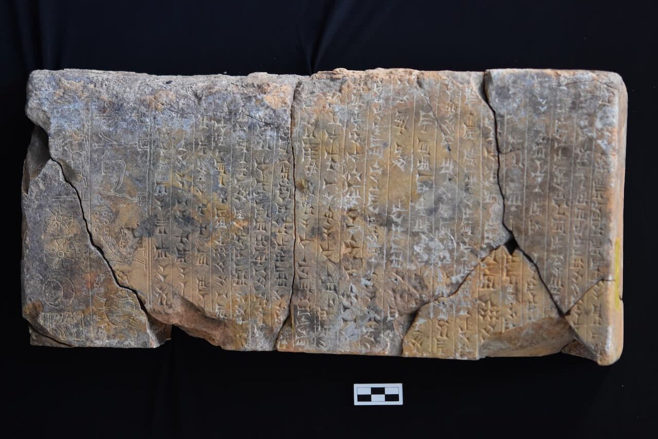 Εκπληκτικά αρχαία ιερά ανακαλύφθηκαν σε ναό που κάηκε πριν από 2.600 χρόνια - Οι θησαυροί που έκρυβαν και οι μυστηριώδεις επιγραφές