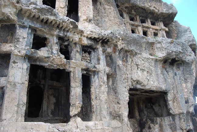 Η περιοχή που βρέθηκαν οι λαξευτοί τάφοι είναι γνωστή ως η πατρίδα του Άη Βασίλη.