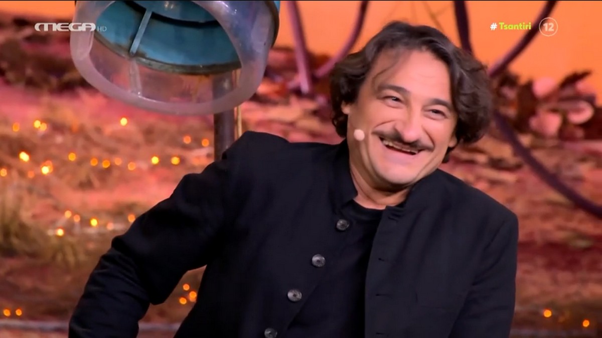 Βασίλης Χαραλαμπόπουλος: Η επική ατάκα του Ηλία Ψινάκη που «λύγισε» το πλατό του Αλ Τσαντίρι