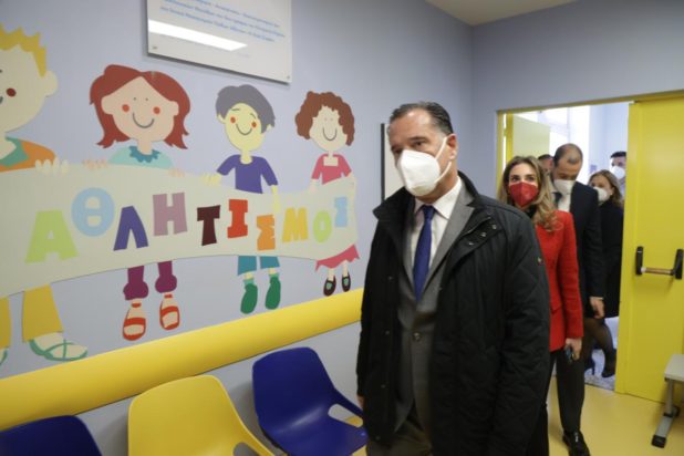 Άδωνις Γεωργιάδης: Μοίρασε δώρα και ευχές στα παιδιά του Νοσοκομείου Παίδων «Αγία Σοφία»