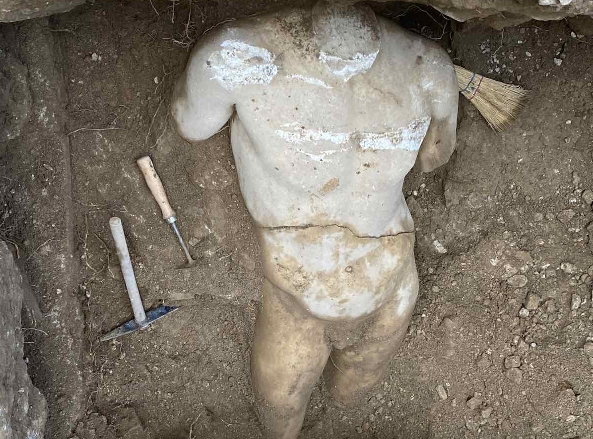 Εντοπίστηκε και δεύτερο άγαλμα κοντά στο Ηρώδειο