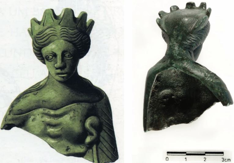 Μπροστινή και οπίσθια όψη του αγαλματιδίου.