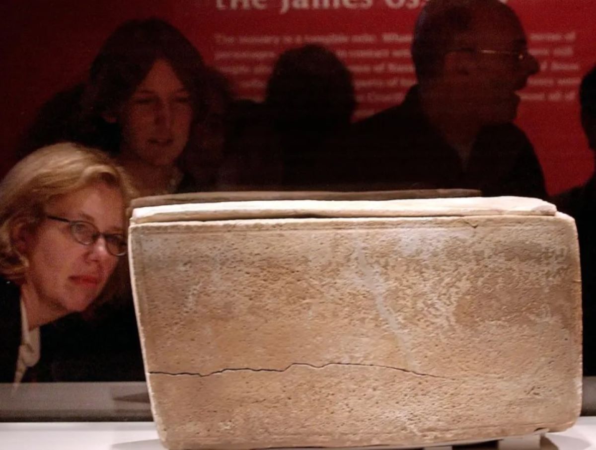 Στο οστεοφυλάκιο είναι χαραγμένη στα αραμαϊκά η επιγραφή: «Ιάκωβος, υιός του Ιωσήφ, αδελφός του Ιησού».