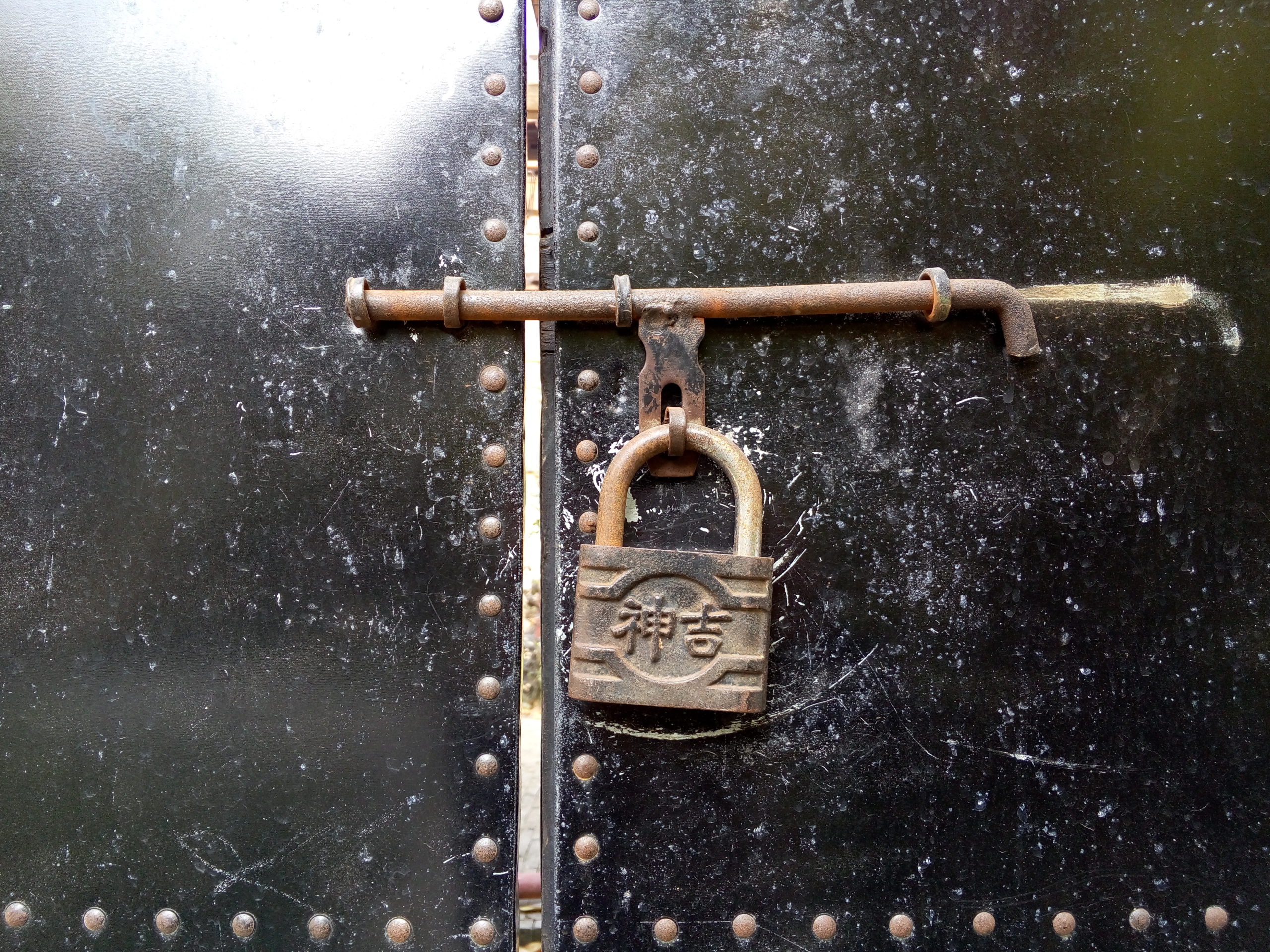 Ο αρραβωνιαστικός της κρατά κλειδωμένο το υπόγειο – «Υποστηρίζει ότι είναι για τη δουλειά του αλλά εγώ φοβάμαι ότι κάτι κρύβει»