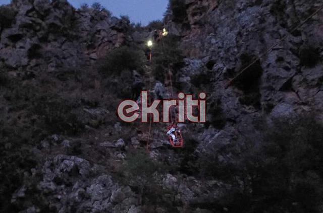 Κρήτη: Συγκλονιστικά βίντεο από την διάσωση της 33χρονης τουρίστριας που έπεσε στην Πρέβελη – Έχασε το παιδί που κυοφορούσε