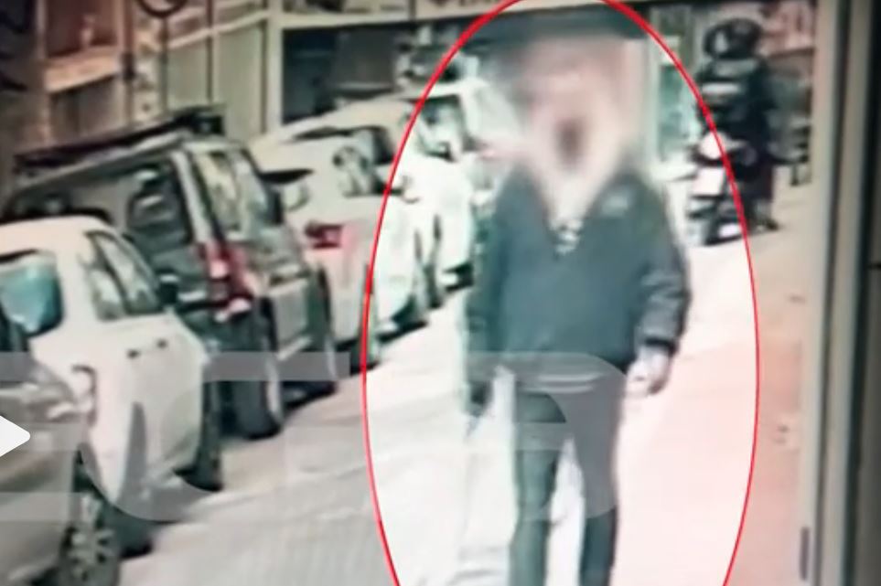 Εξάρχεια: Βίντεο από τη στιγμή που ο Παλαιστίνιος διαφεύγει κρατώντας τον λοστό μετά την επίθεση στην 29χρονη