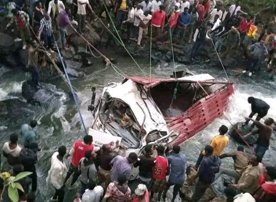 Αιθιοπία: Τουλάχιστον 71 νεκροί σε τροχαίο δυστύχημα – Φορτηγό έπεσε σε χαράδρα και βρέθηκε μέσα στο νερό