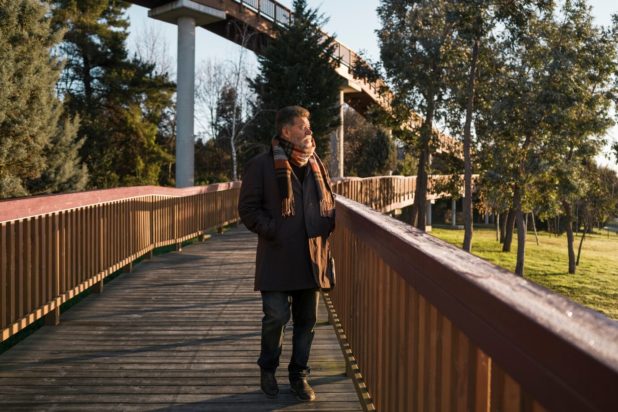 Οι άνθρωποι που νιώθουν βαθιά μοναξιά, κάνουν συχνά αυτά τα 7 πράγματα δημοσίως, χωρίς να το συνειδητοποιούν