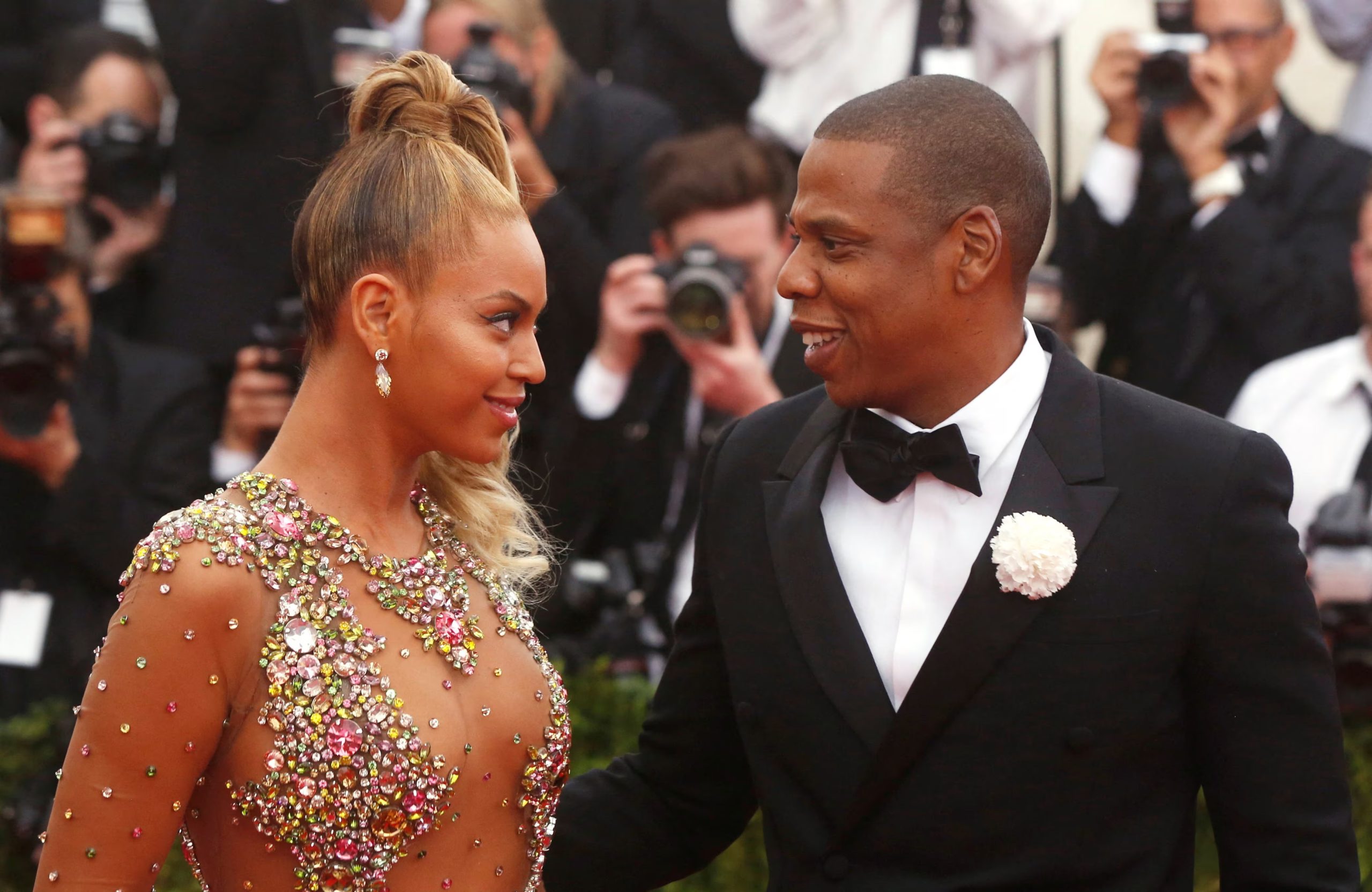 Beyonce: To Forbes αφαίρεσε το επώνυμο «Carter» του Jay-Z από το όνομά της μετά την καταγγελία για τον βιασμό της 13χρονης – Προβληματίζονται οι φανς της