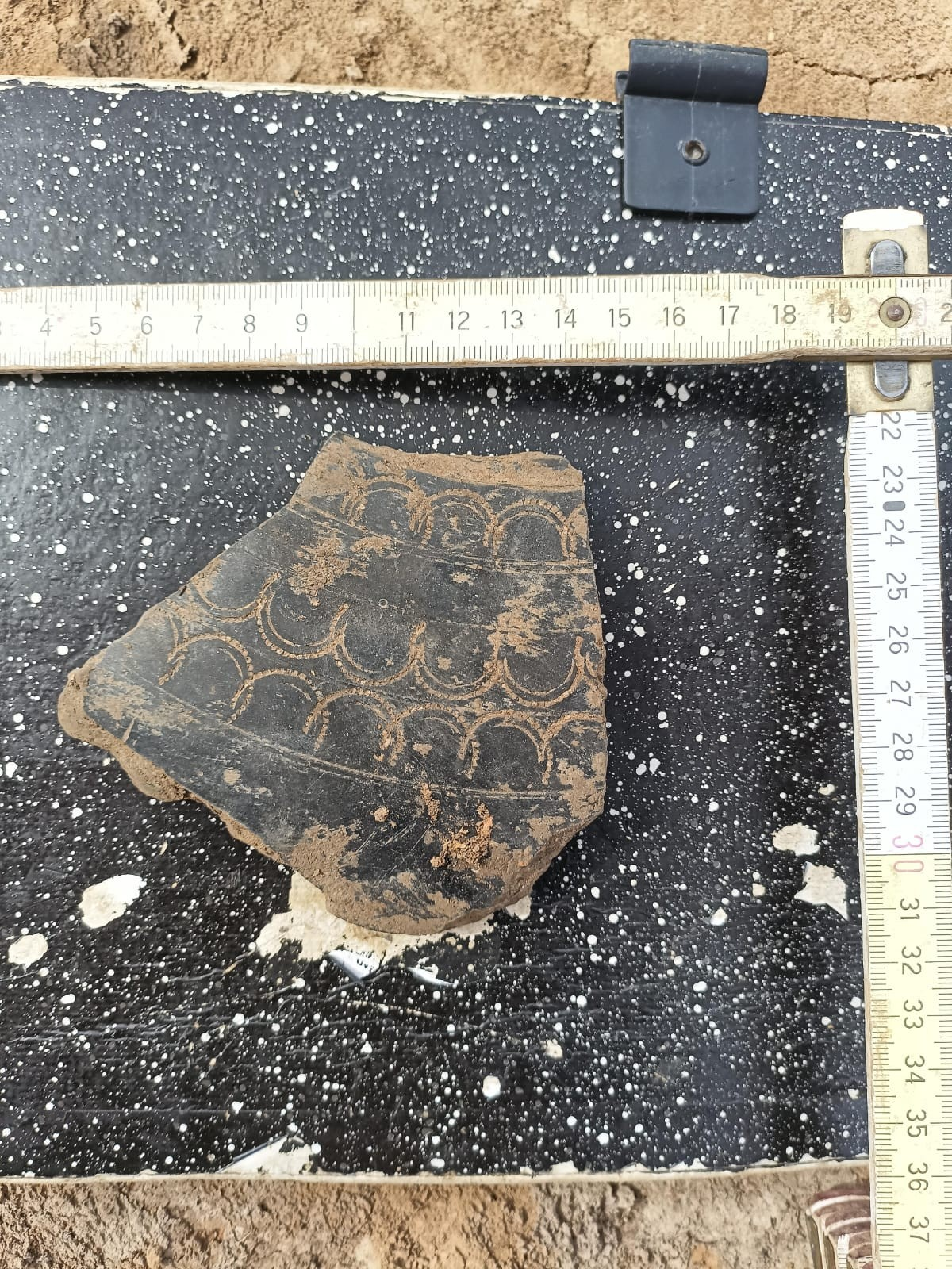 Κεραμικό θραύσμα που ήρθε στο φως. Φωτογραφία: Monika Psohlavcová