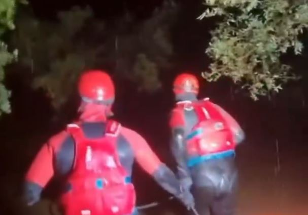 Κακοκαιρία Bora – Ρόδος: Το συγκλονιστικό βίντεο από τις επιχειρήσεις της ΕΜΑΚ στα λασπόνερα  – «Το νου σας, βαθαίνει εδώ»