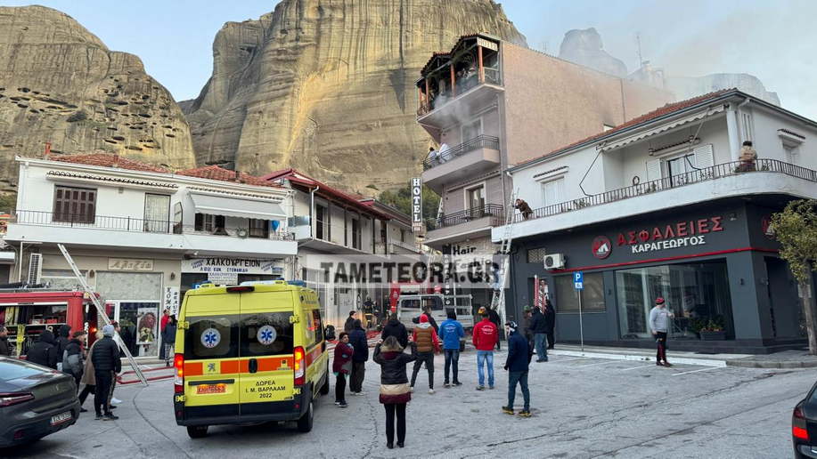 Νεκρός ο ιδιοκτήτης του ξενοδοχείου στην Καλαμπάκα – Απεγκλωβίστηκαν οικογένειες με παιδιά