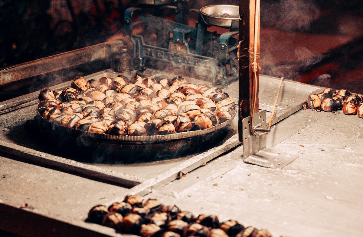 Τι σημαίνει η φράση «βγάζει τα κάστανα από τη φωτιά» και από πού προέρχεται