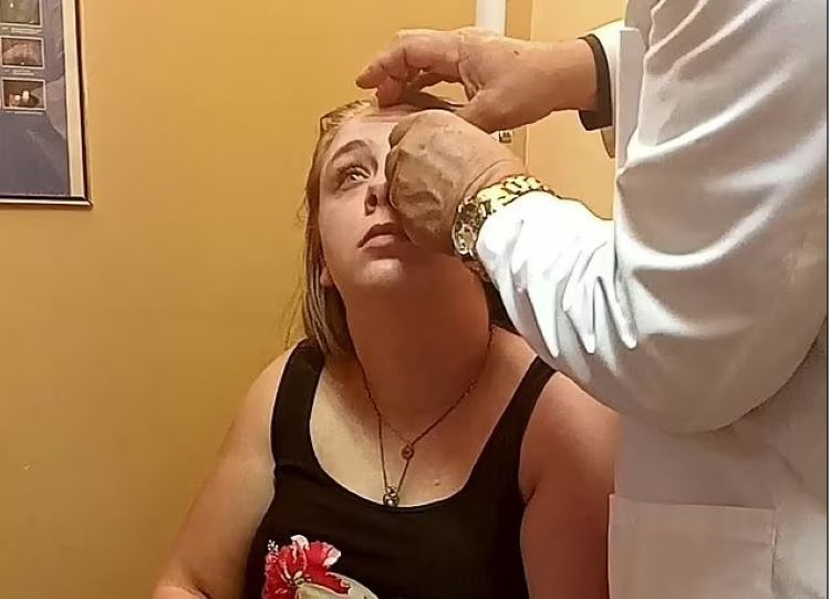 ΗΠΑ: Έβαλε τα χέρια της κι έβγαλε τα μάτια της – Γιατί λέει ότι τώρα είναι πιο ευτυχισμένη