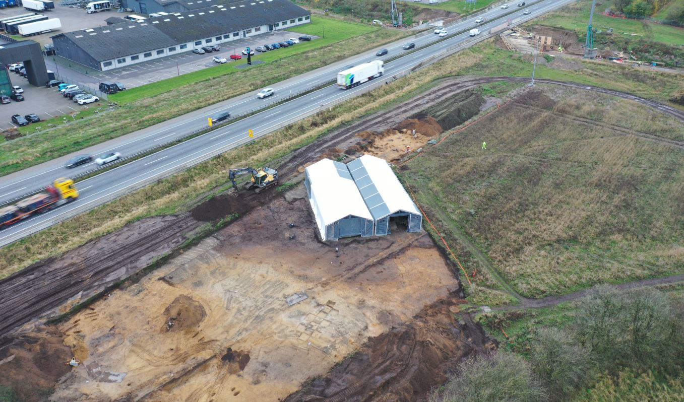 Έκαναν μια συγκλονιστική ανακάλυψη κατά την επέκταση του αυτοκινητόδρομου: Η κρύπτη με όπλα 1.500 ετών κάτω από σπίτι αρχηγού φυλής