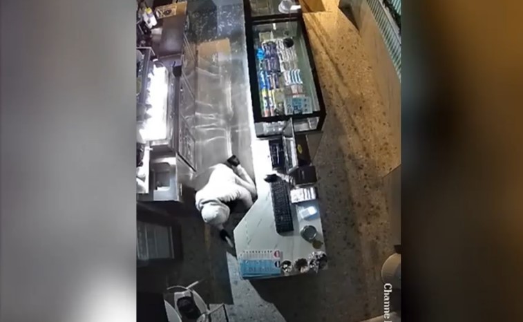 Παιανία: Γυναίκα προσποιούμενη την πελάτισσα αφαίρεσε 600 ευρώ από καφετέρια – Βίντεο ντοκουμέντο