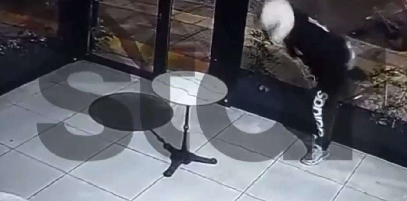 Γλυφάδα: H στιγμή που διαρρήκτης αρπάζει την ταμειακή μηχανή καφετέριας – ΒΙΝΤΕΟ