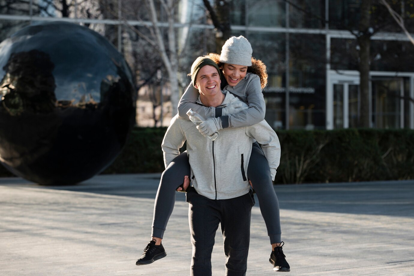 Τα 8 σιωπηλά σημάδια που μαρτυρούν ότι ένας άνδρας είναι προστατευτικός μαζί σας