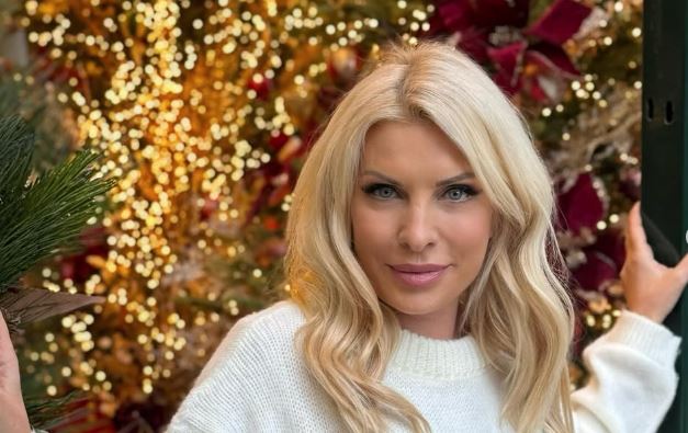 Ελένη Μενεγάκη: Ποζάρει σε γιορτινή διάθεση στο στολισμένο σπίτι της