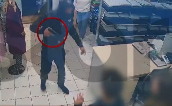 Μενίδι: Βίντεο ντοκουμέντο από ληστεία σε κατάστημα με ρούχα – Απείλησε με όπλο ένα παιδί και τους υπαλλήλους