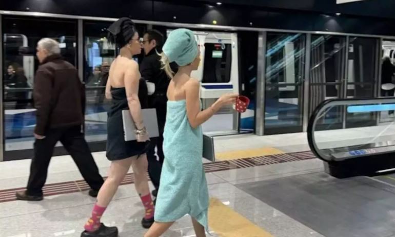 Φόρεσαν μόνο τα μπουρνούζια τους και…κατέβηκαν στο Μετρό Θεσσαλονίκης – Δείτε φωτογραφίες