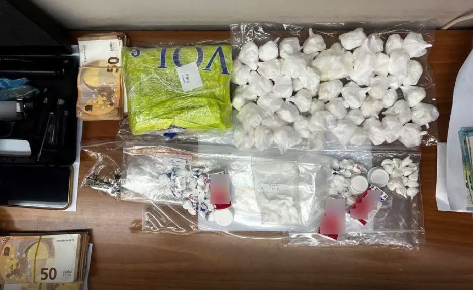 Εξαρθρώθηκε διεθνές κύκλωμα διακίνησης ναρκωτικών: Η ιεραρχική δομή με εξάπλωση στην Ευρώπη, τα οπαδικά επεισόδια και ο πολυτελής βίος των συλληφθέντων