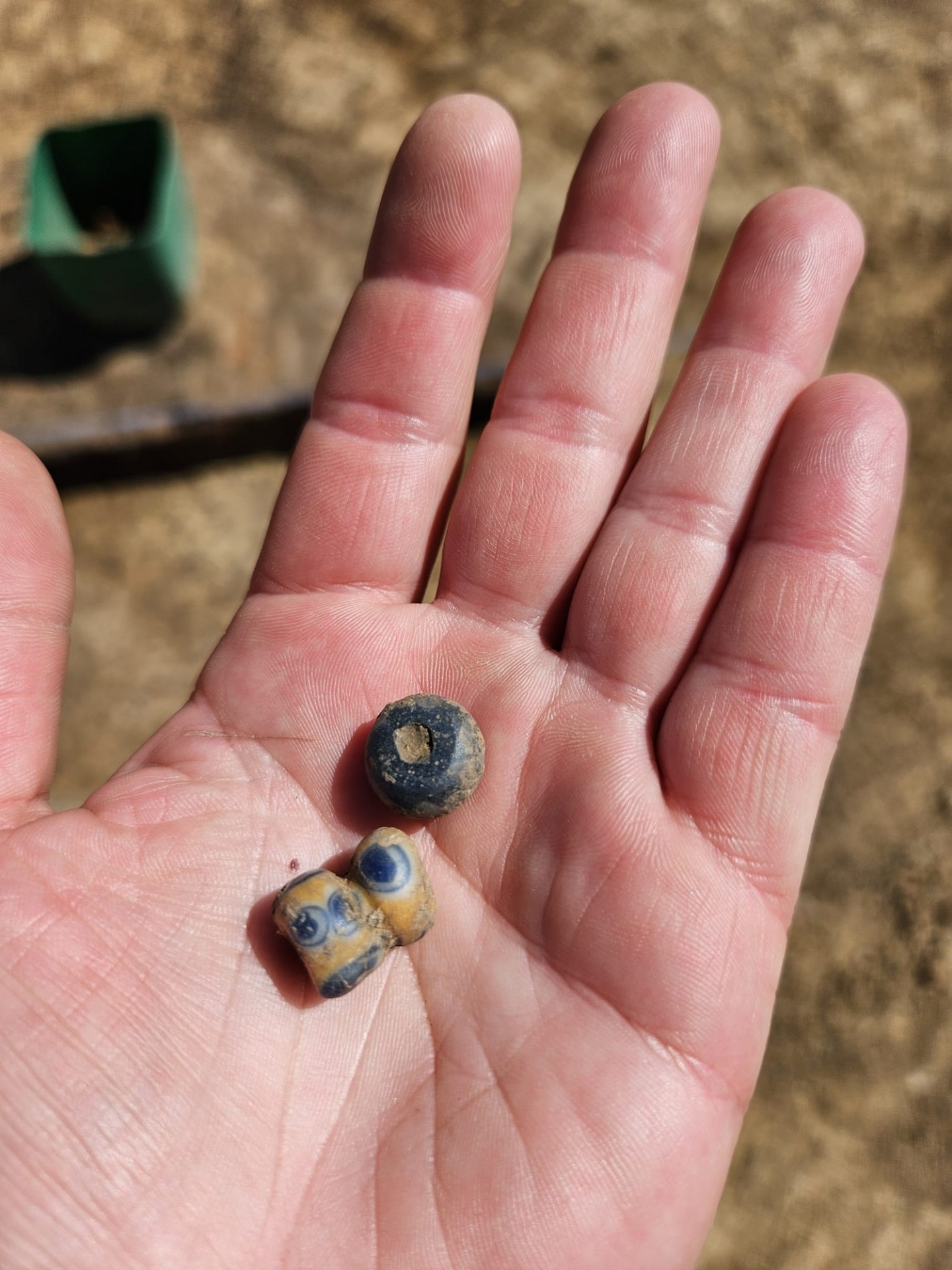 Γυάλινες χάντρες ανάμεσα στα αρχαιολογικά ευρήματα. Φωτογραφία: Monika Psohlavcová