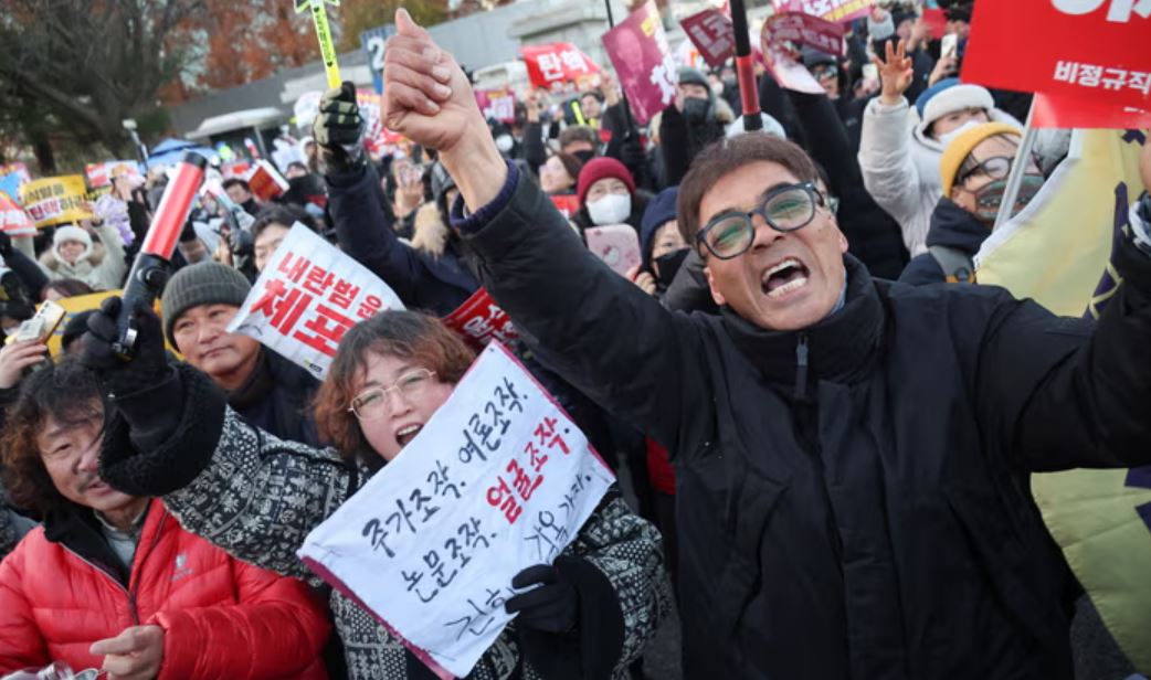 Νότια Κορέα: Πανηγυρίζουν στους δρόμους οι πολίτες για την καθαίρεση του προέδρου – Δείτε LIVE