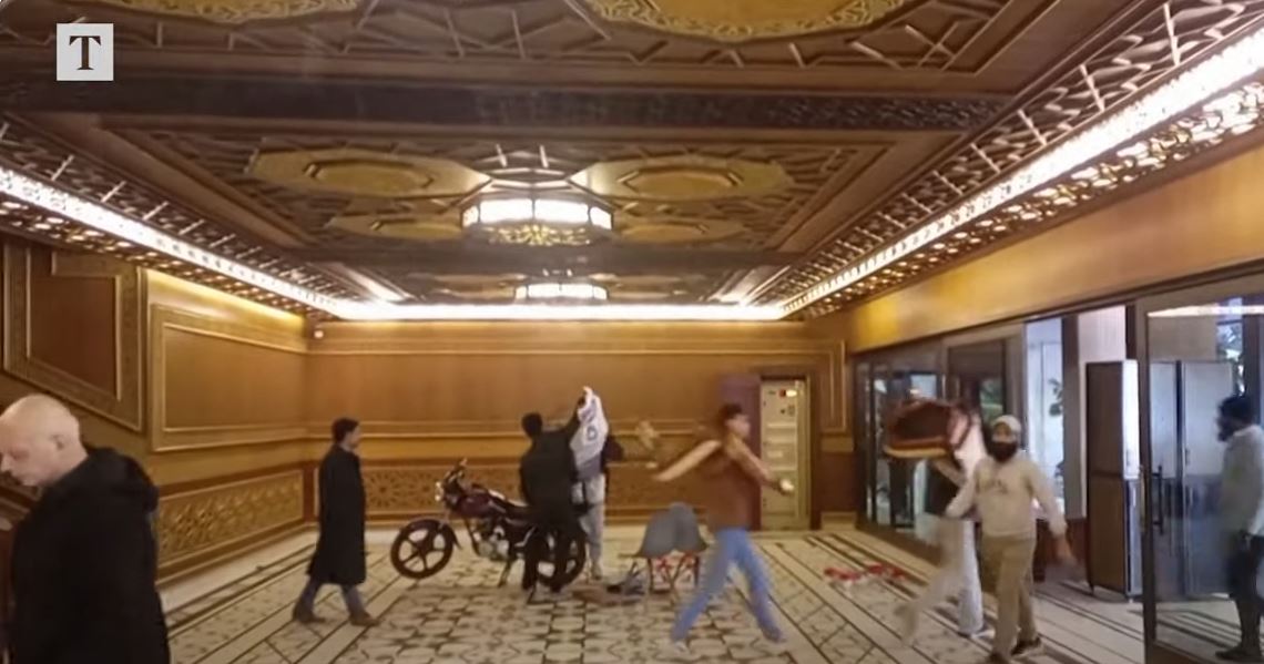 Χάος στη Συρία: Δεκάδες πολίτες μπήκαν στο προεδρικό μέγαρο της Δαμασκού - Γκρεμίζονται τα αγάλματα των Άσαντ σε όλη τη χώρα