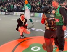 Έκανε πρόταση γάμου στην αγαπημένη του στο ΟΑΚΑ