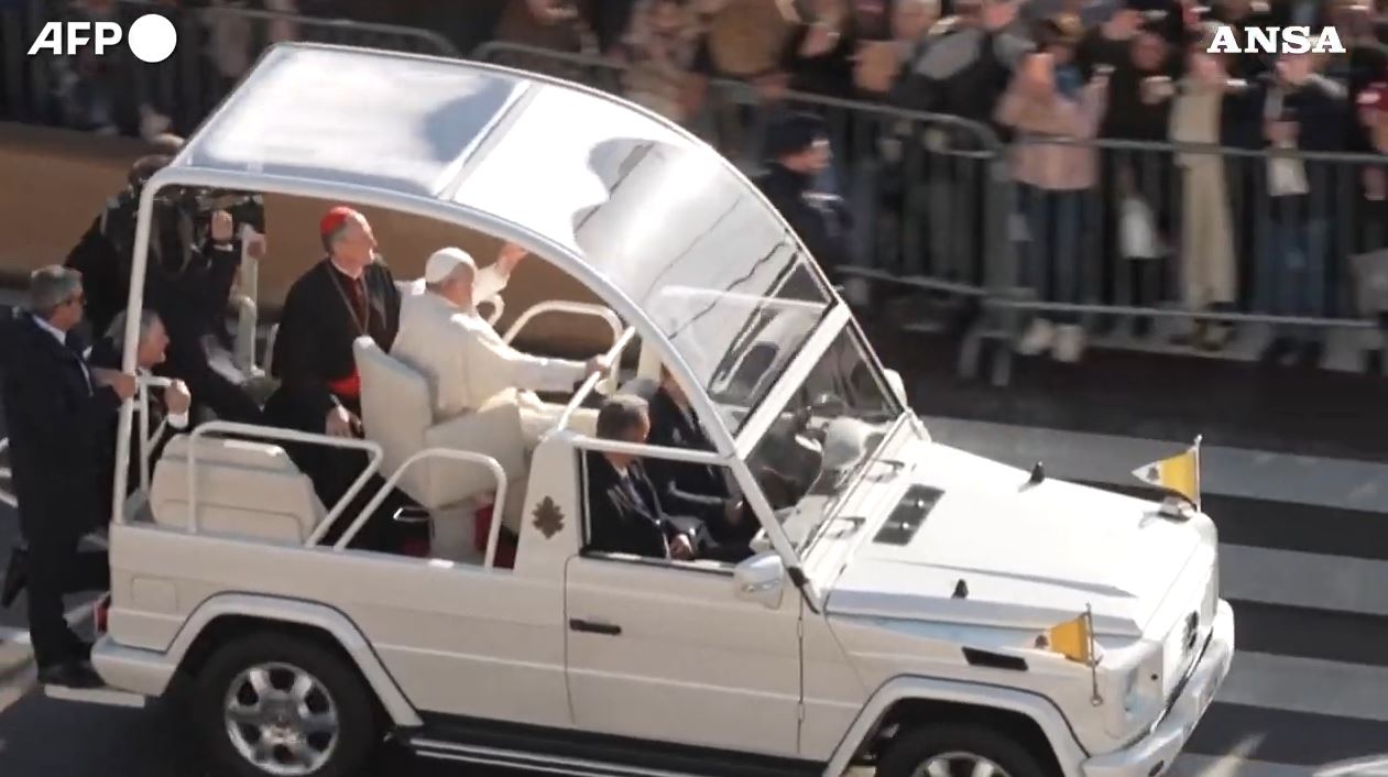 Πάπας: Στην Κορσική η πρώτη του εμφάνιση με ηλεκτρικό αυτοκίνητο – Το χρώμα, ο σχεδιασμός και η πινακίδα του