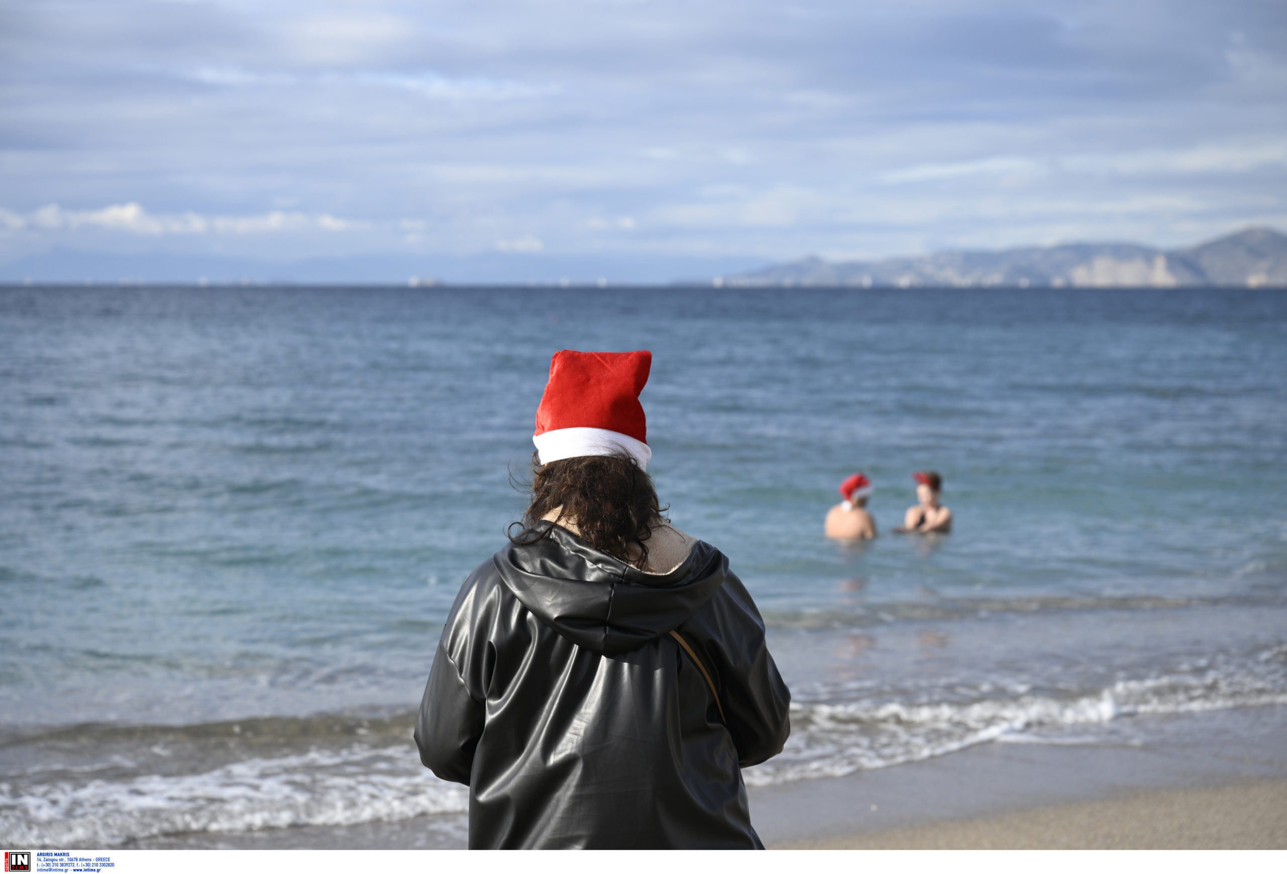 Χριστούγεννα με βουτιές στη θάλασσα για… τολμηρούς Αθηναίους – ΦΩΤΟ