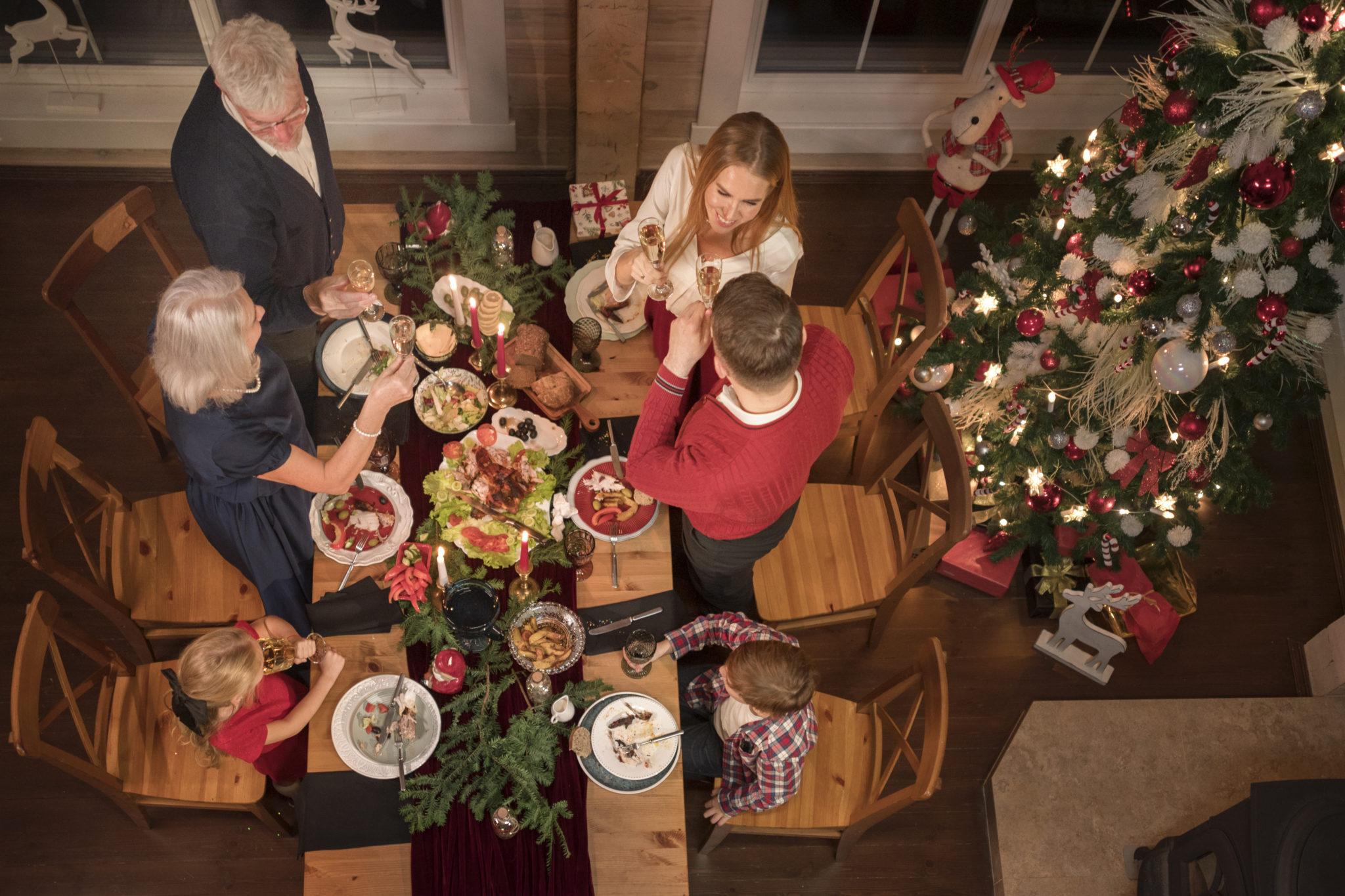 Αν φοβάστε τα οικογενειακά τραπέζια τα Χριστούγεννα, αυτές οι 8 στρατηγικές θα σας σώσουν