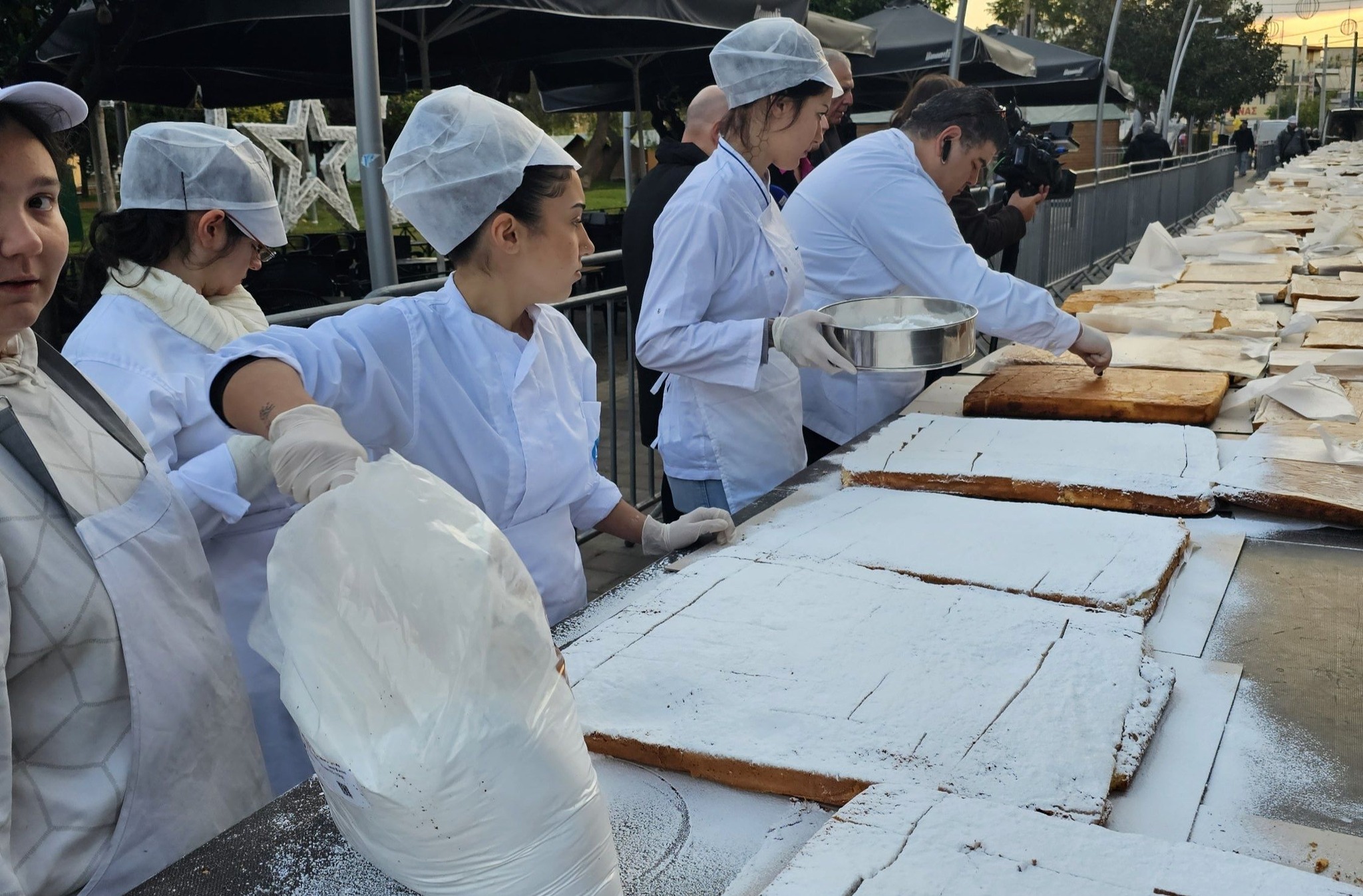 Βασιλόπιτα για Γκίνες στο Περιστέρι: Ζύγιζε 10 τόνους και μοιράστηκαν περισσότερα από 70.000 κομμάτια
